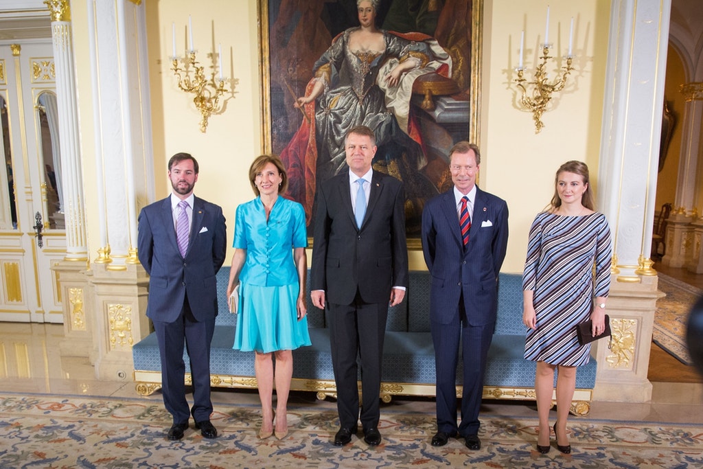 Семья премьер министра. Премьер министр Люксембурга в платье. Премьер министр Люксембурга с супругой. Мэр Люксембурга с женой.