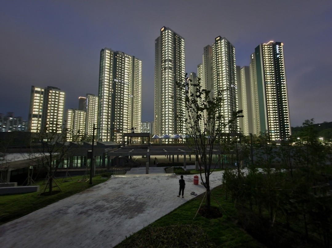 이슈/유머 - 홍콩 닭장아파트 같다고 욕먹었던 수원 화서역 아파트 근황.jpg