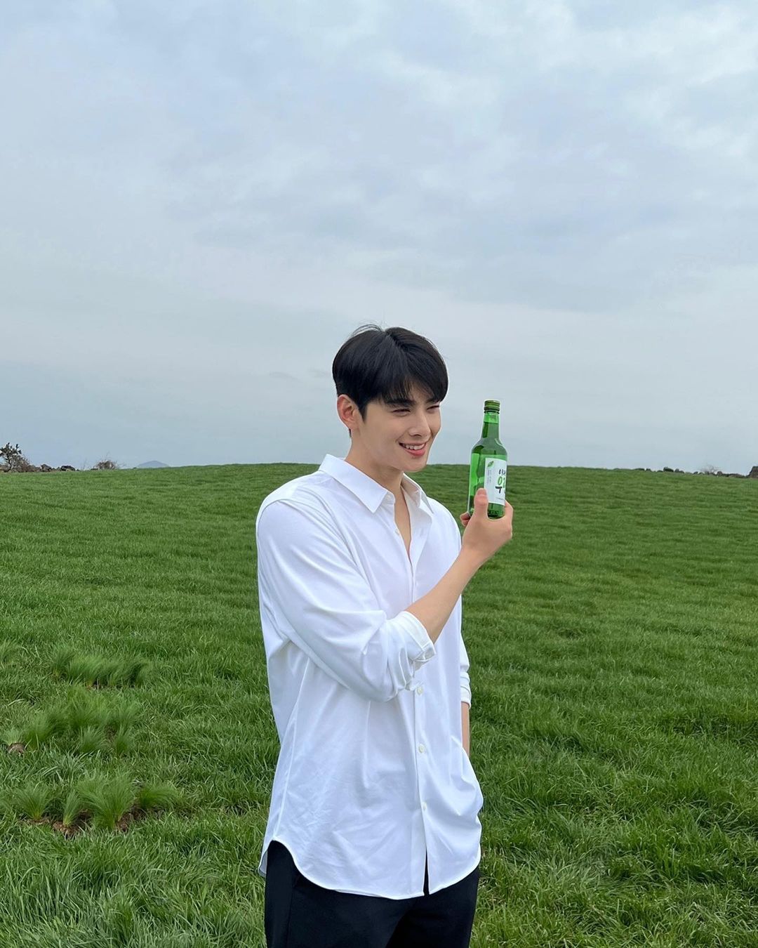 이슈/유머 - 지역 소주 이제우린 첫 남성 모델이라는 차은우.JPG