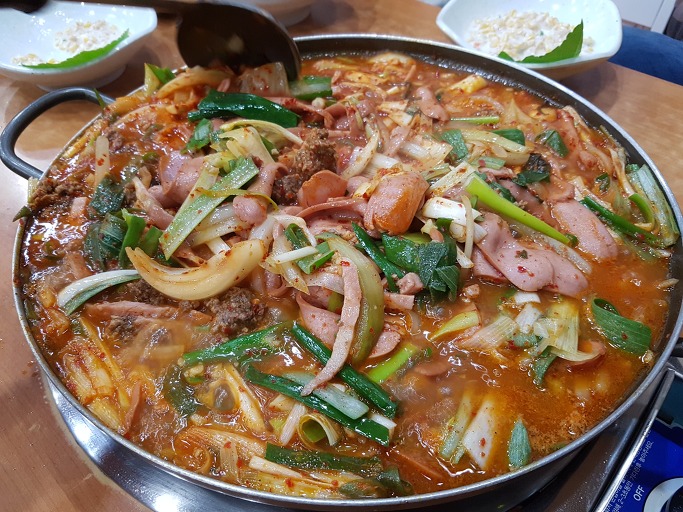 이슈/유머 - 오산,동탄에서 유명한 부대찌개집.jpg
