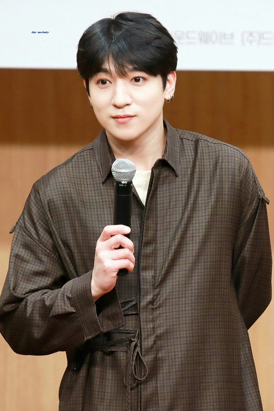 이슈/유머 - 방탄소년단 정국의 첫째 형 같다는 데이식스 성진.jpg