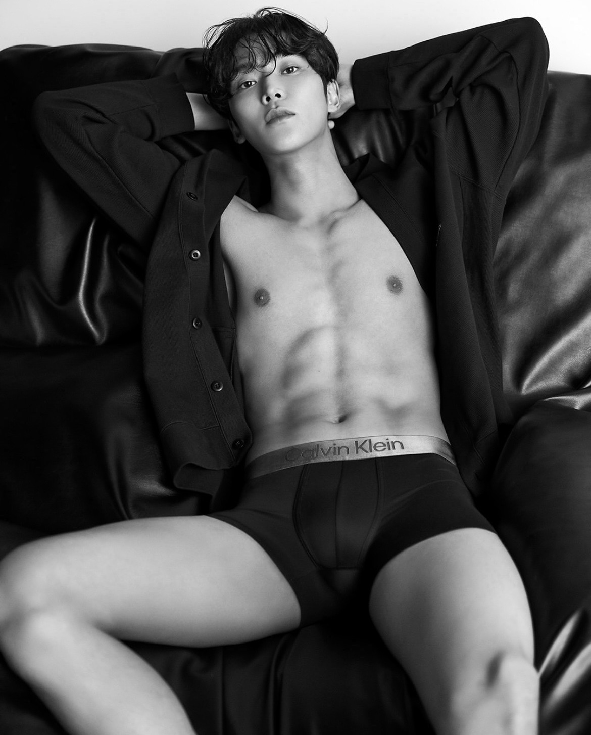 이슈/유머 - 한국 남연예인치고 과감한 화보찍은 로운 (약 후방)