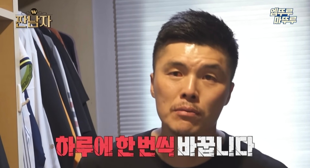 이슈/유머 - [짠남자] 폰 케이스를 매일 다른 걸로 바꿀만큼 폰 케이스가 많은 김영광 전 축구선수